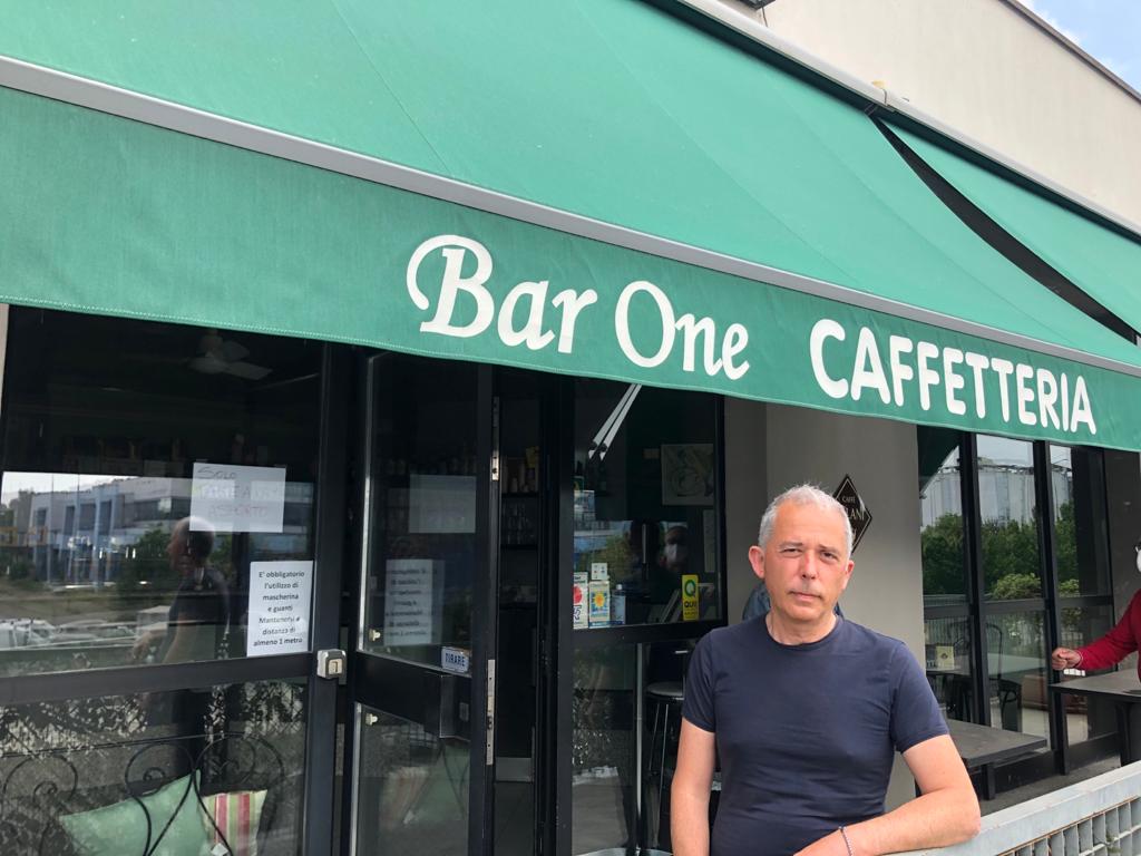 Lo derubano mentre si prepara a riaprire il bar e poi negozianti si offrono subito di aiutarlo