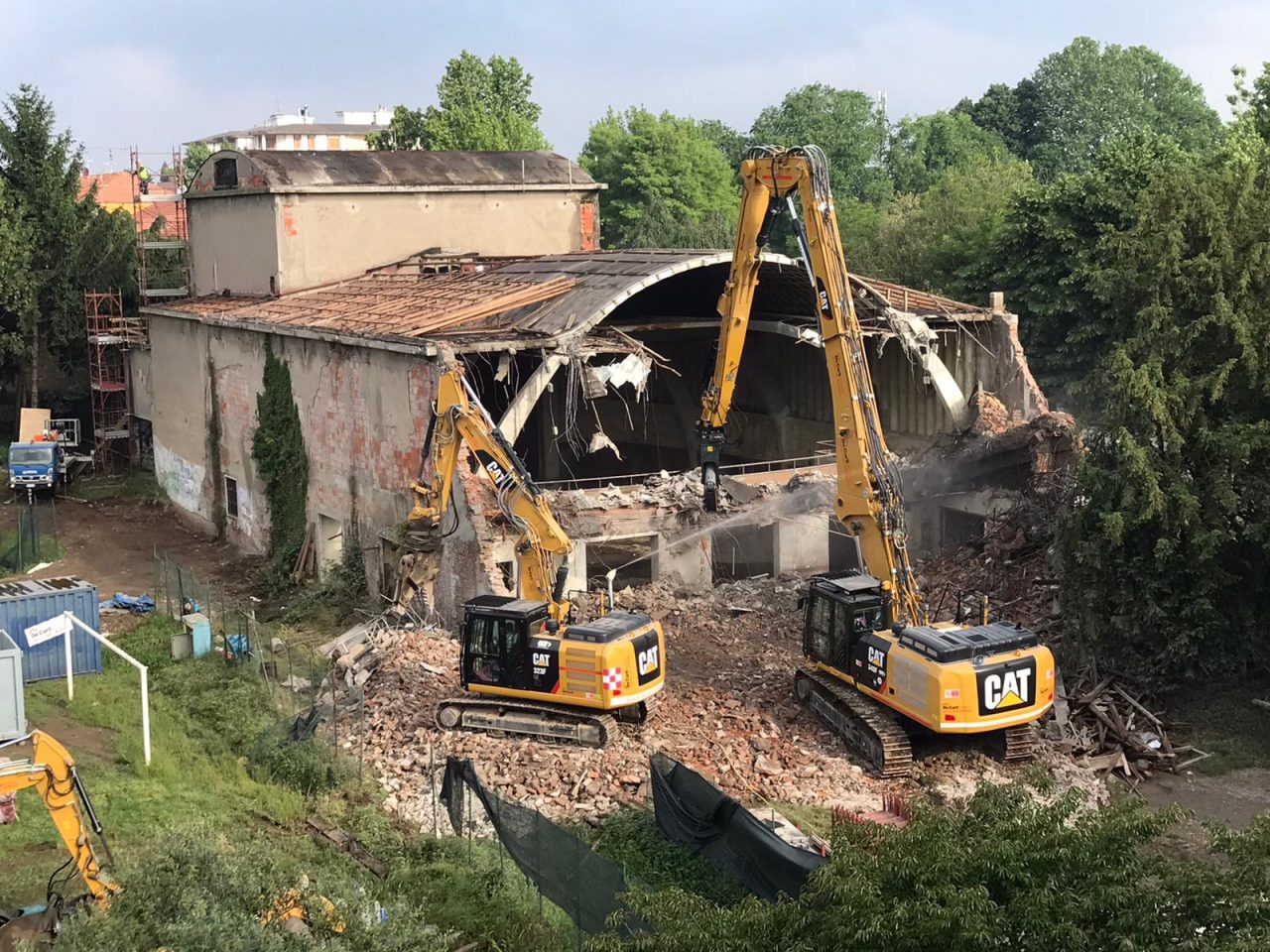 Le spettacolari immagini della demolizione dell’ex Cinema Giardino FOTO