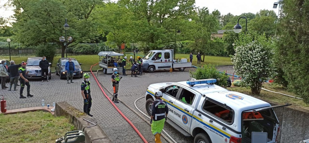 La Protezione civile di Cambiago in azione durante il nubifragio FOTO