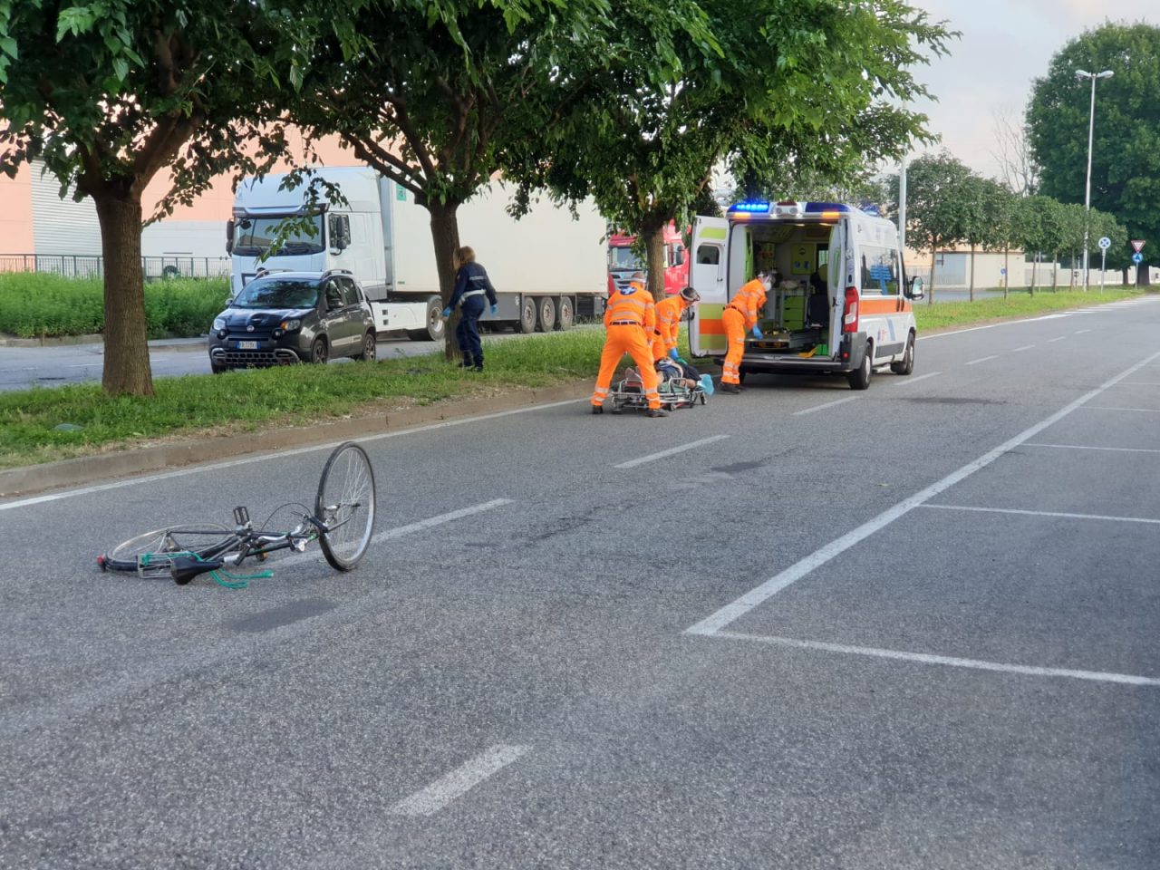 Ciclista investito, arriva l’elisoccorso