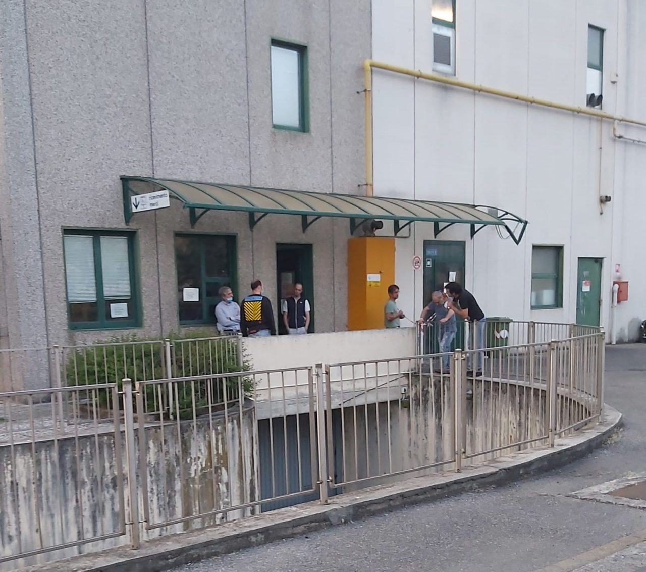 Da tre mesi senza stipendio, operai “occupano” l’azienda FOTO
