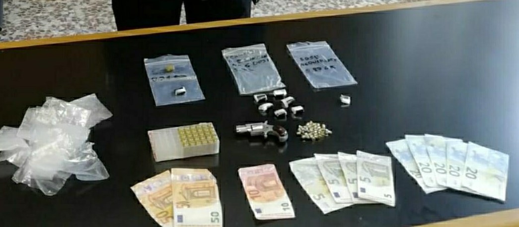 Cocaina, contanti e pistola rubata: arrestato 46enne