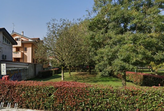 Si autodenuncia e poi forza l’area cani. Doppia multa da 400 euro