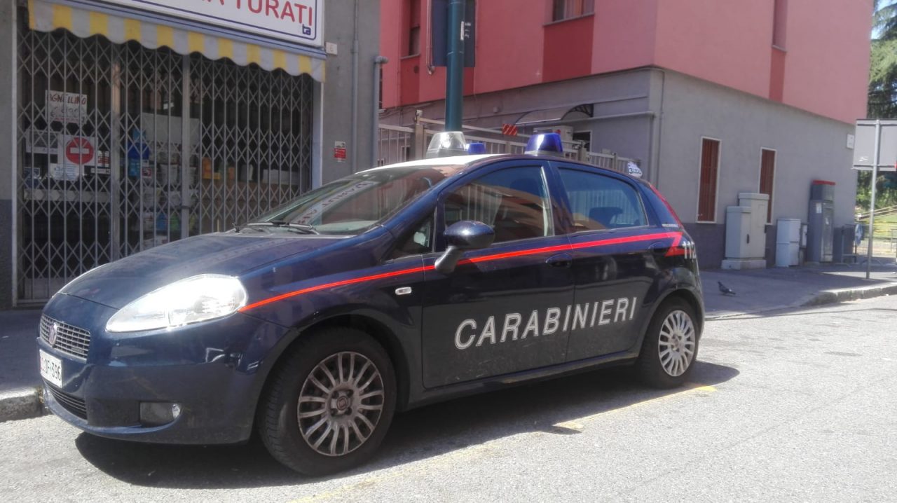 Adolescente brutalmente picchiato al parchetto: gravi lesioni al viso