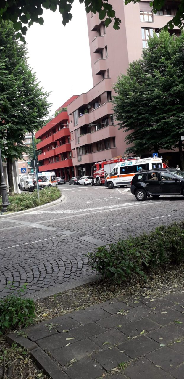 Prende la scossa durante il trasloco e finisce in ospedale