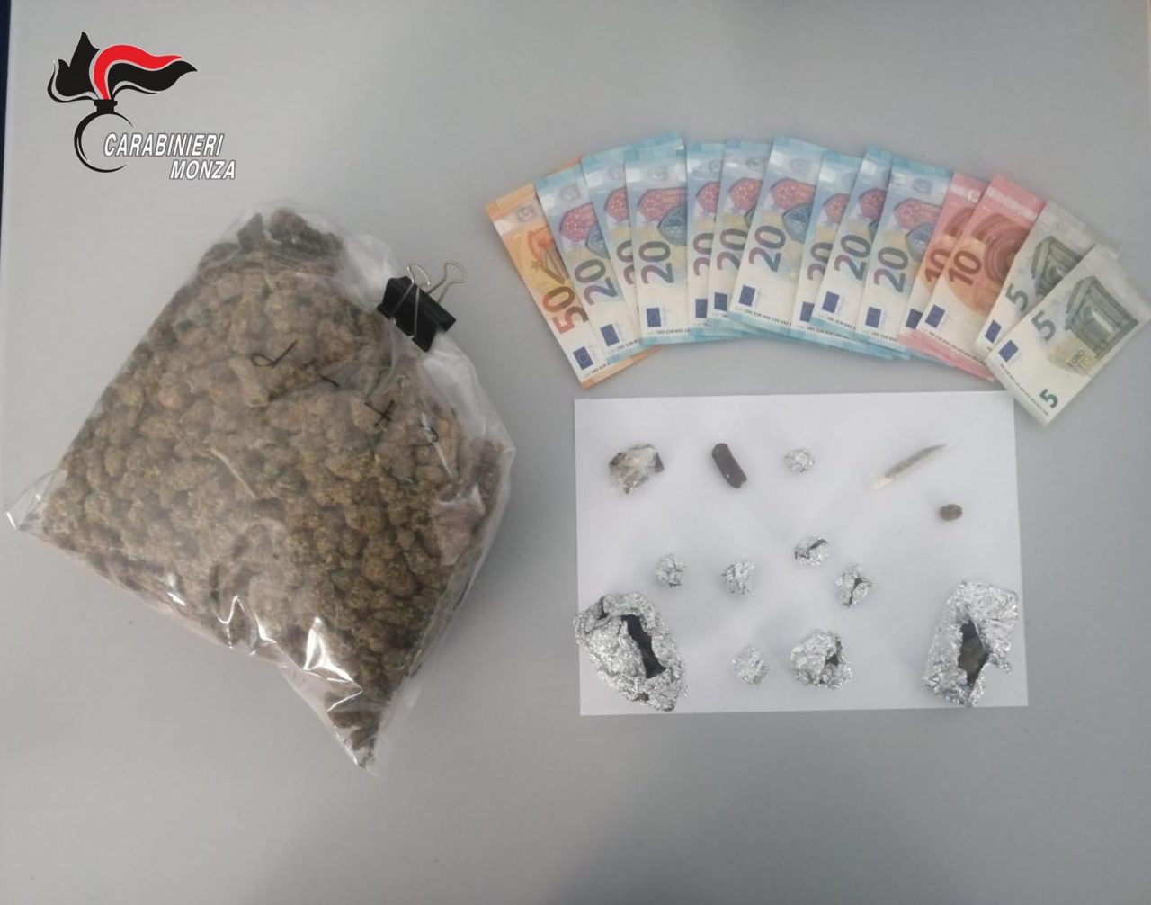 Spacciatrice arrestata: sequestrato più di mezzo chilo di droga