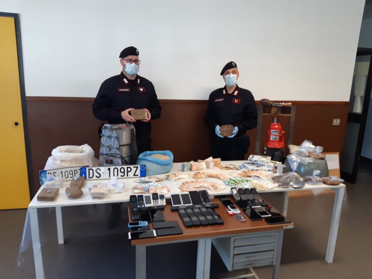 Droga sotterrata nei terreni attorno al cimitero. Sequestrati 25 chili e arrestati 5 spacciatori FOTO