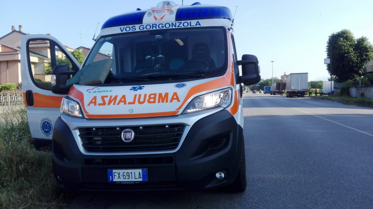 Motociclista cade sulla Padana per l’asfalto “colabrodo”: Comune paga i danni