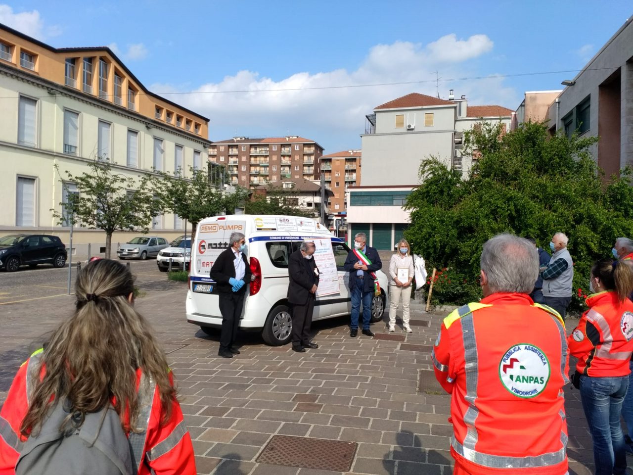 Taglio del nastro per il nuovo mezzo per il trasporto di anziani e disabili