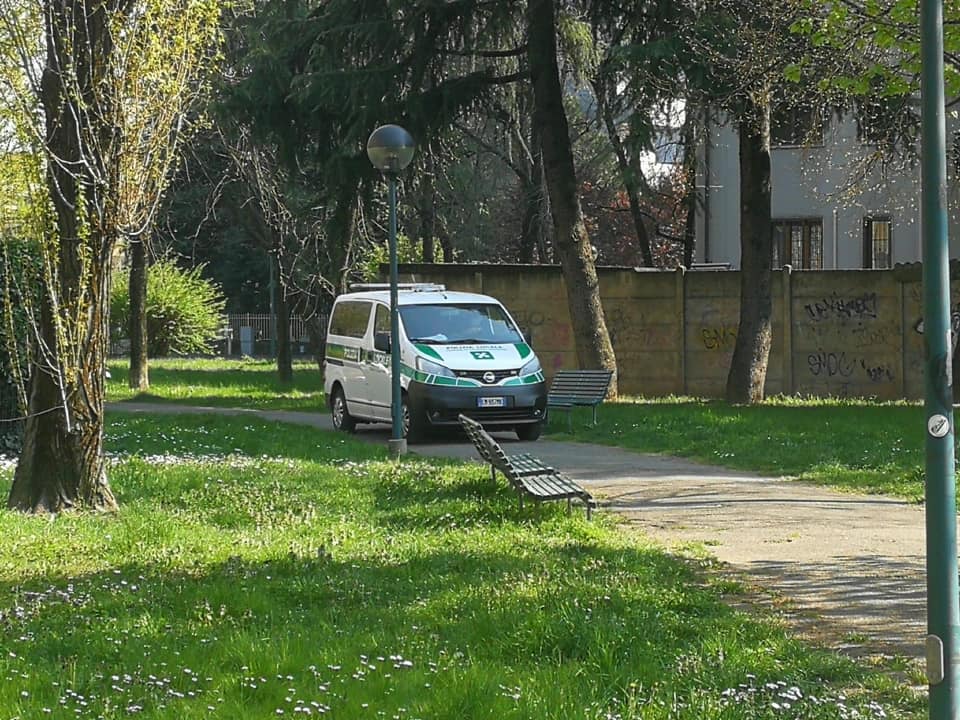 Assembramento al parco degenera in aggressione alla Polizia Locale: un arresto