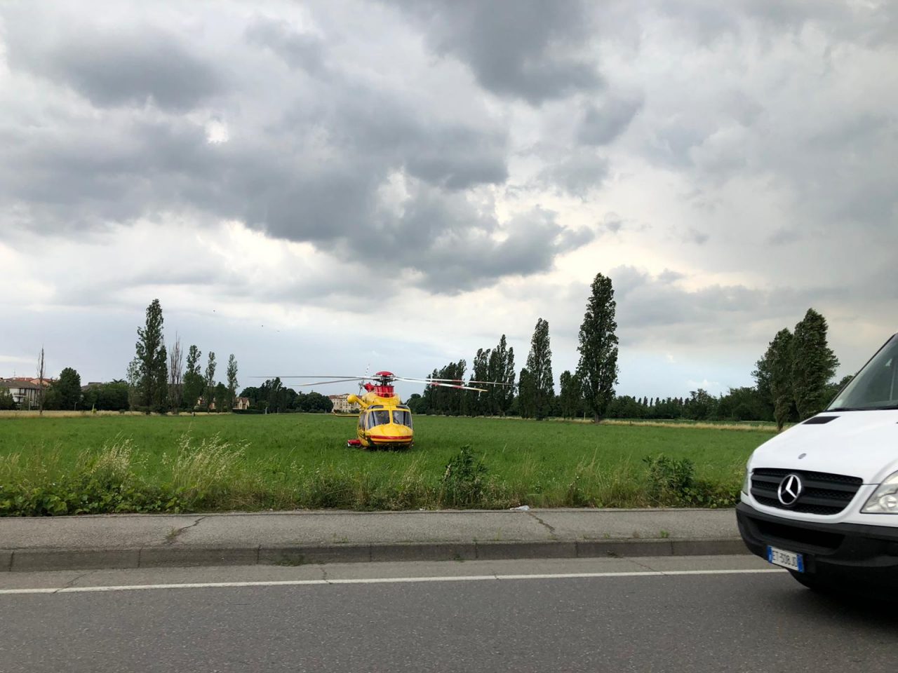 Caduta da moto sulla Padana, arriva l’elisoccorso