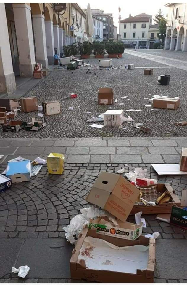 Giochi demenziali: devastato  il centro storico FOTO