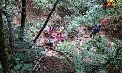 Sessantenne cade in un dirupo durante un'esercitazione di orientamento e cade in un dirupo, salvato dai Vigili del fuoco VIDEO