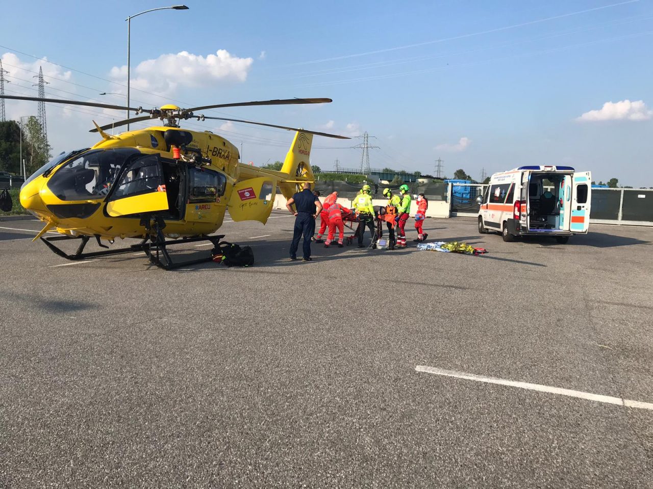 Elisoccorso a Pozzuolo per uno scontro tra due furgoncini FOTO