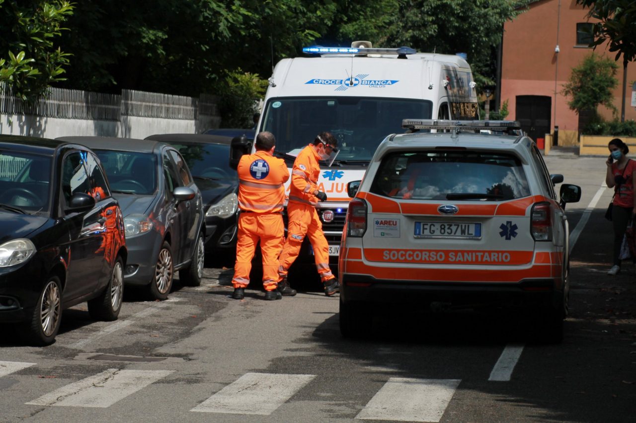 Anziana caduta, arriva l’ambulanza
