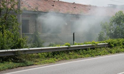 Incendio sulla Cerca il fumo invade la Provinciale FOTO