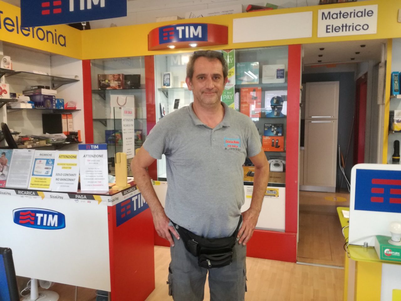 Il cuore si ferma mentre va in bici, commerciante eroe gli salva la vita