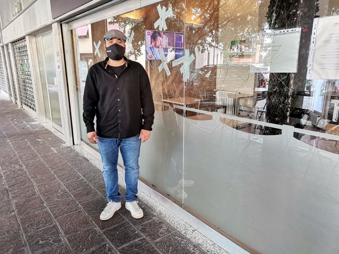 Cliente sfascia a bottigliate la vetrina del locale in centro a Cernusco