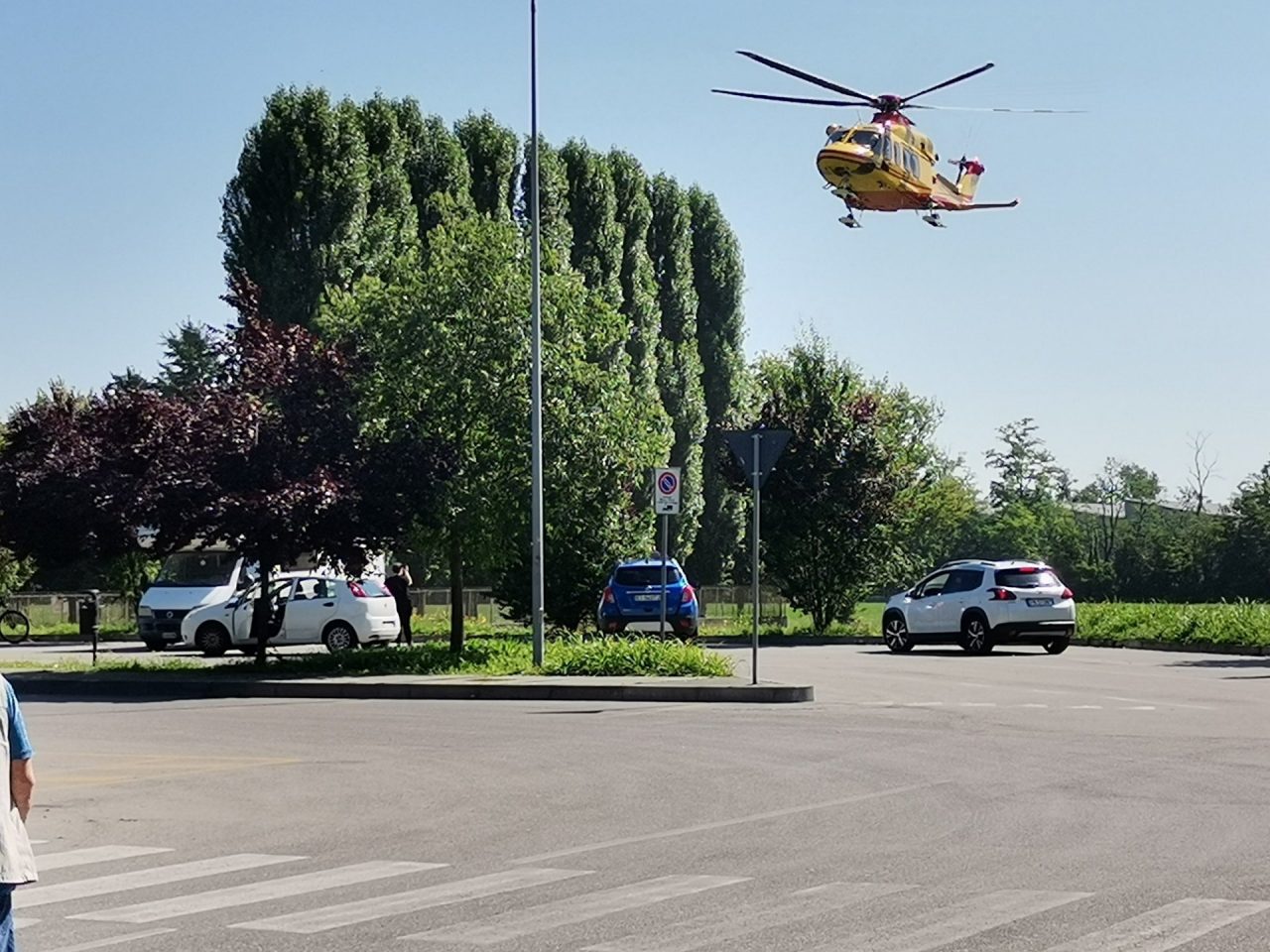 Incidente a Peschiera Borromeo, investito un pedone. Arriva l’elicottero
