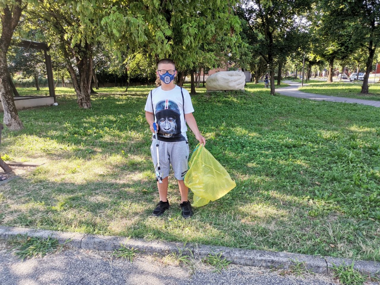 Passeggia e raccoglie i rifiuti abbandonati dagli incivili. A dodici anni diventa un paladino dell’ambiente FOTO E VIDEO