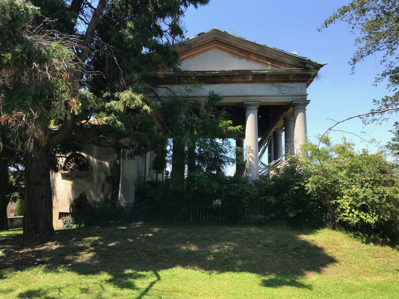 Cacciatori di tesori in azione al cimitero