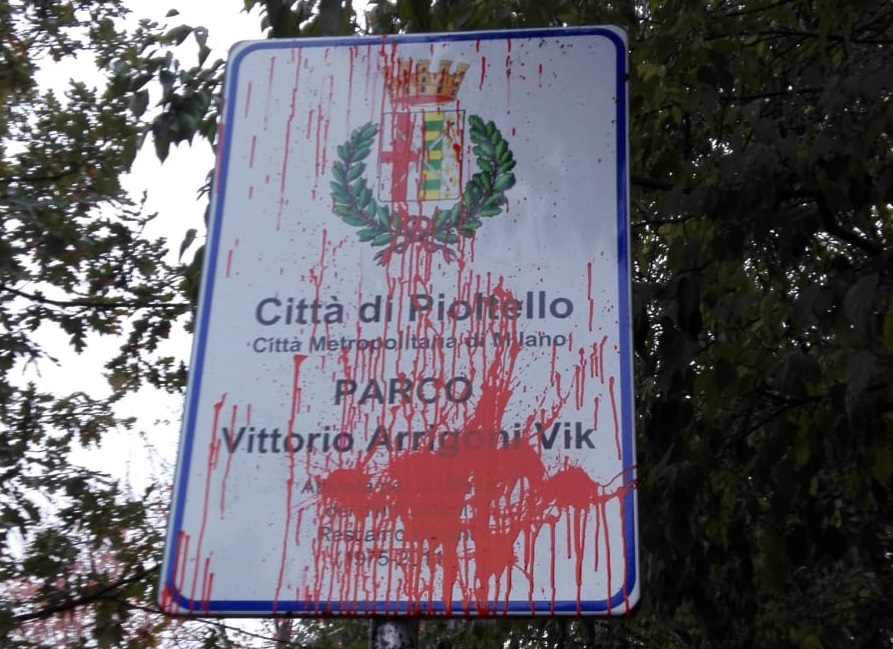 La Furia iconoclasta colpisce anche Pioltello: imbrattato il nome di un pacifista