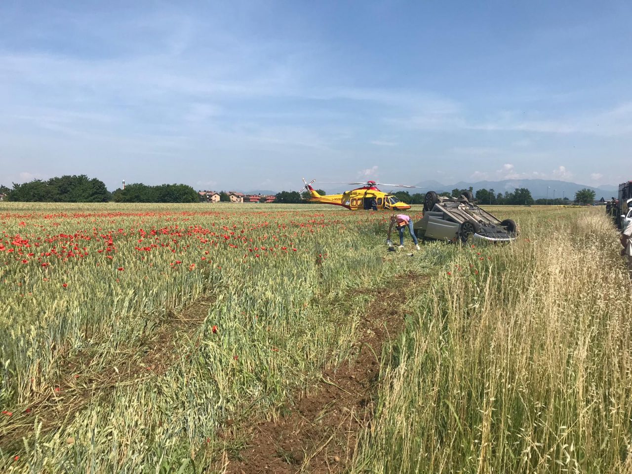 Fuori strada e ribaltato con l’auto, arrivano l’elisoccorso e i pompieri FOTO