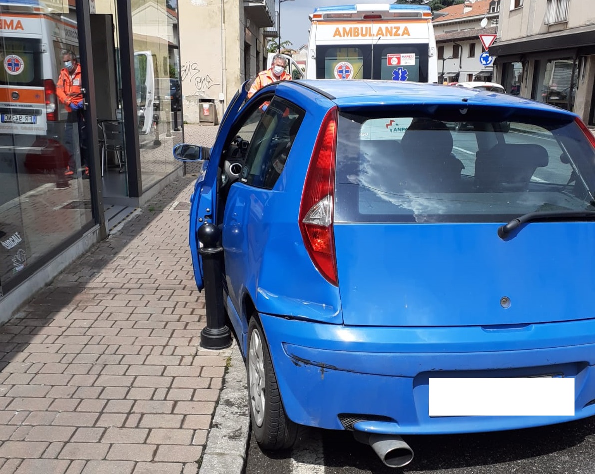 Si sente male, perde il controllo dell’auto e si schianta FOTO