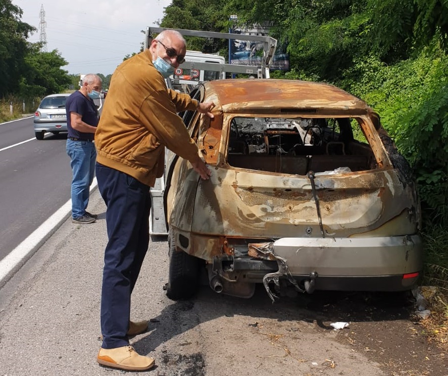 Il sindaco di Grezzago dopo tre mesi riesce a far rimuovere l’auto bruciata lungo la Provinciale