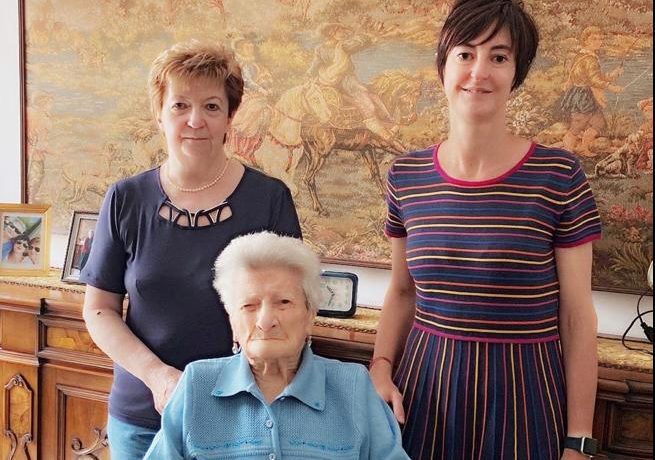 Guarisce dal Covid a 96 anni e dopo tre mesi in ospedale riabbraccia la famiglia