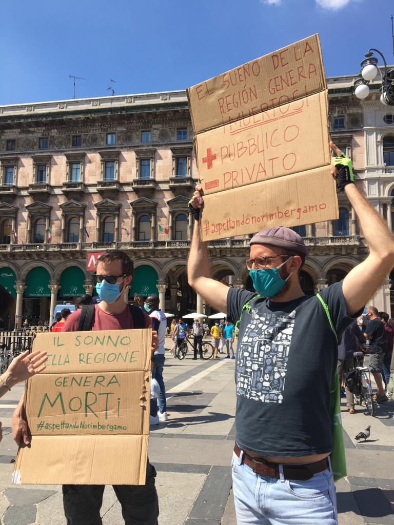 Protesta in piazza duomo contro la sanità lombarda