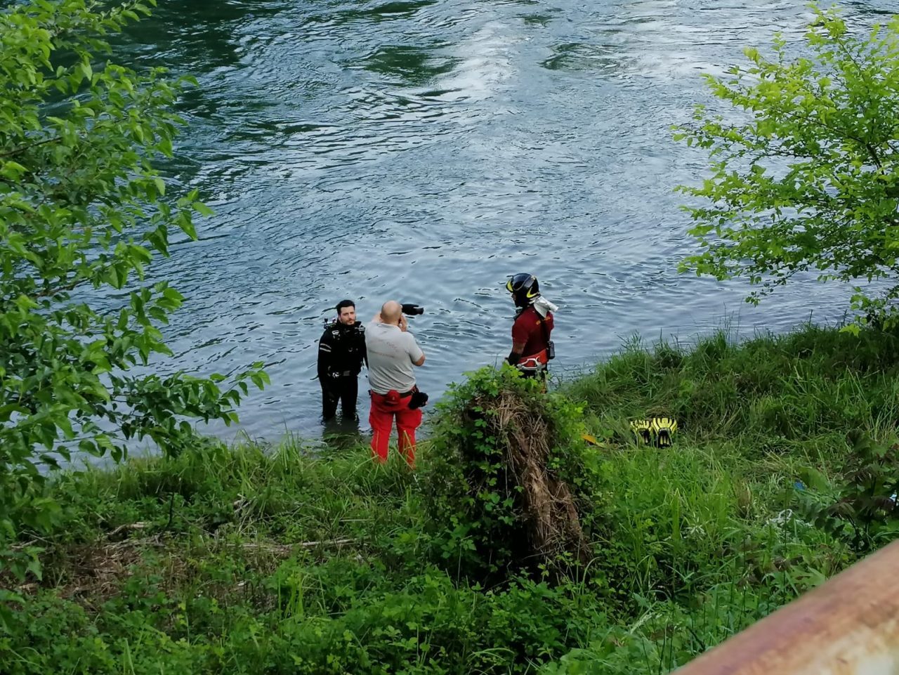 Ricerche anche a trezzo dell'uomo che si è gettato nell'adda per salvare la figlia