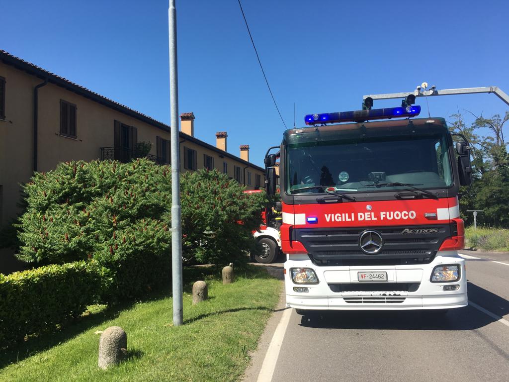 Pompieri a Brugherio, in fiamme una cantina FOTO