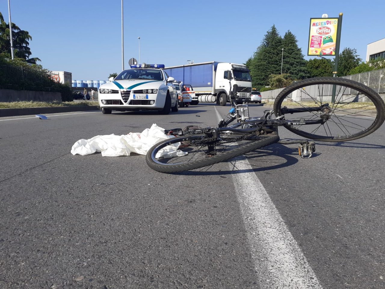 Ciclista travolto lungo viale Lombardia a Trezzo sull’Adda FOTO