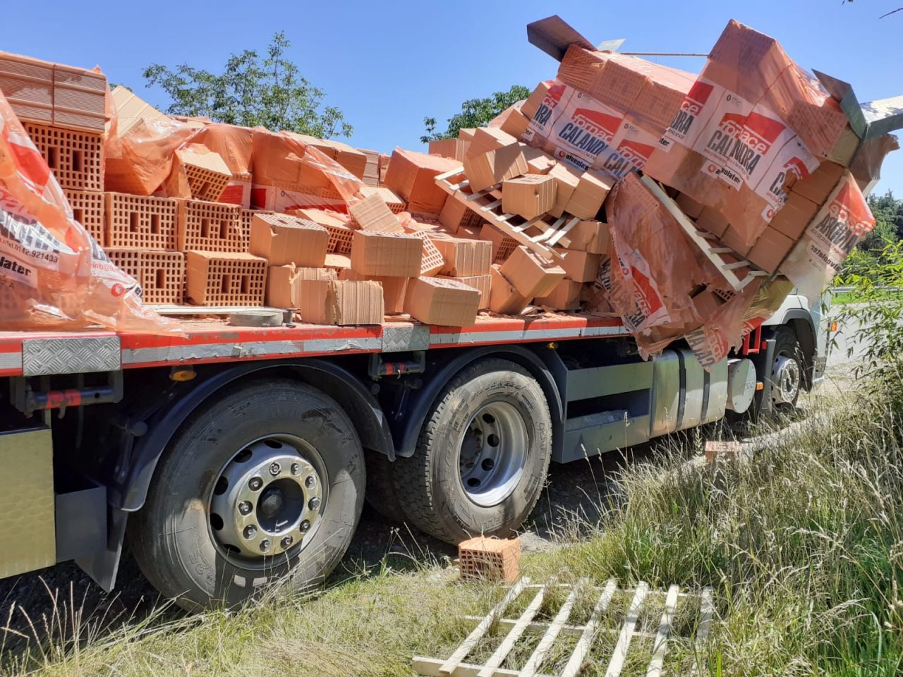 Carico di mattoni si ribalta lungo la Provinciale