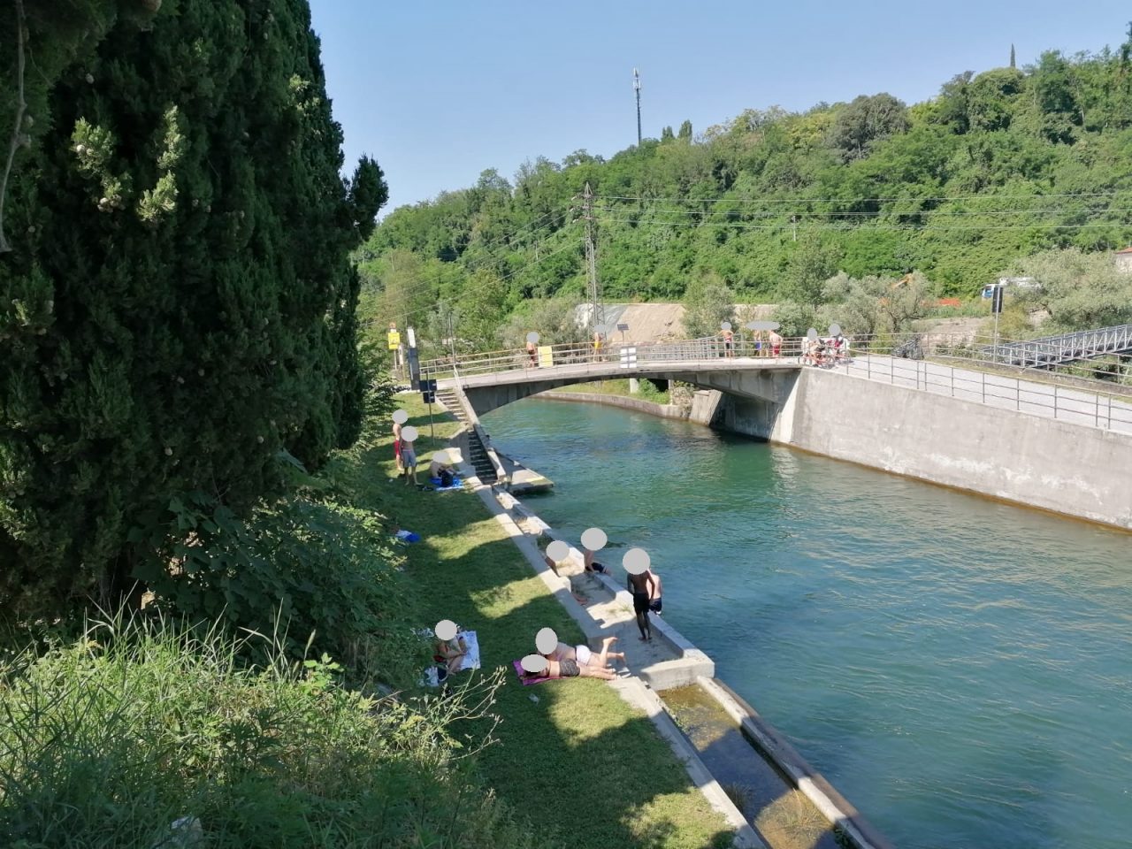Dalla passerella si tuffano nel Naviglio, sedici ragazzi identificati dalla Polizia Locale