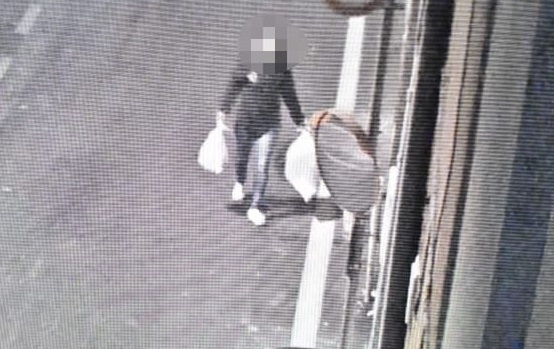Butta i sacchi dei rifiuti per strada, ma le telecamere la beccano