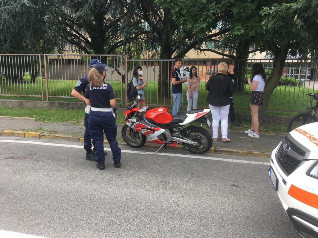 Diciannovenne cade dalla moto a Cologno. Arriva l’automedica