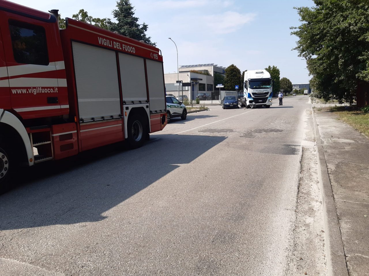 Vigili del fuoco, ambulanza e Polizia Locale a Pioltello per un incidente con un mezzo pesante
