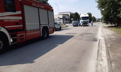 Vigili del fuoco, ambulanza e Polizia Locale a Pioltello per un incidente con un mezzo pesante