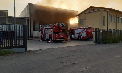 Incendio in un’azienda che si occupa di rifiuti a Vignate, pompieri e ambulanze FOTO E VIDEO