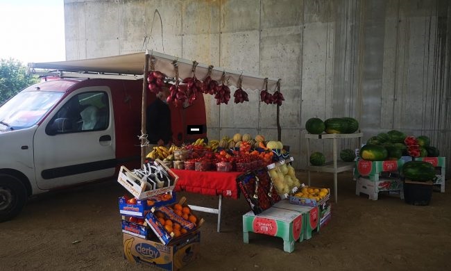 Fruttivendolo abusivo “cacciato” dalla Polizia