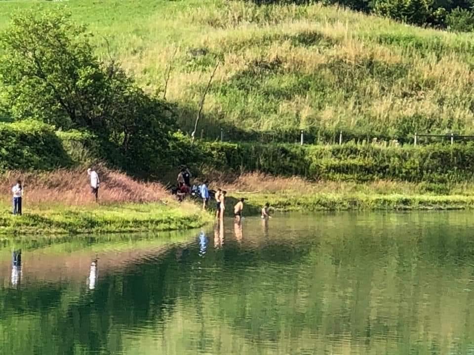Ragazzini fanno il bagno al Parco Increa