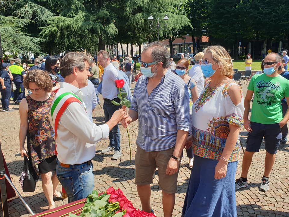 Centocinque rose rosse in onore delle vittime del Covid FOTO