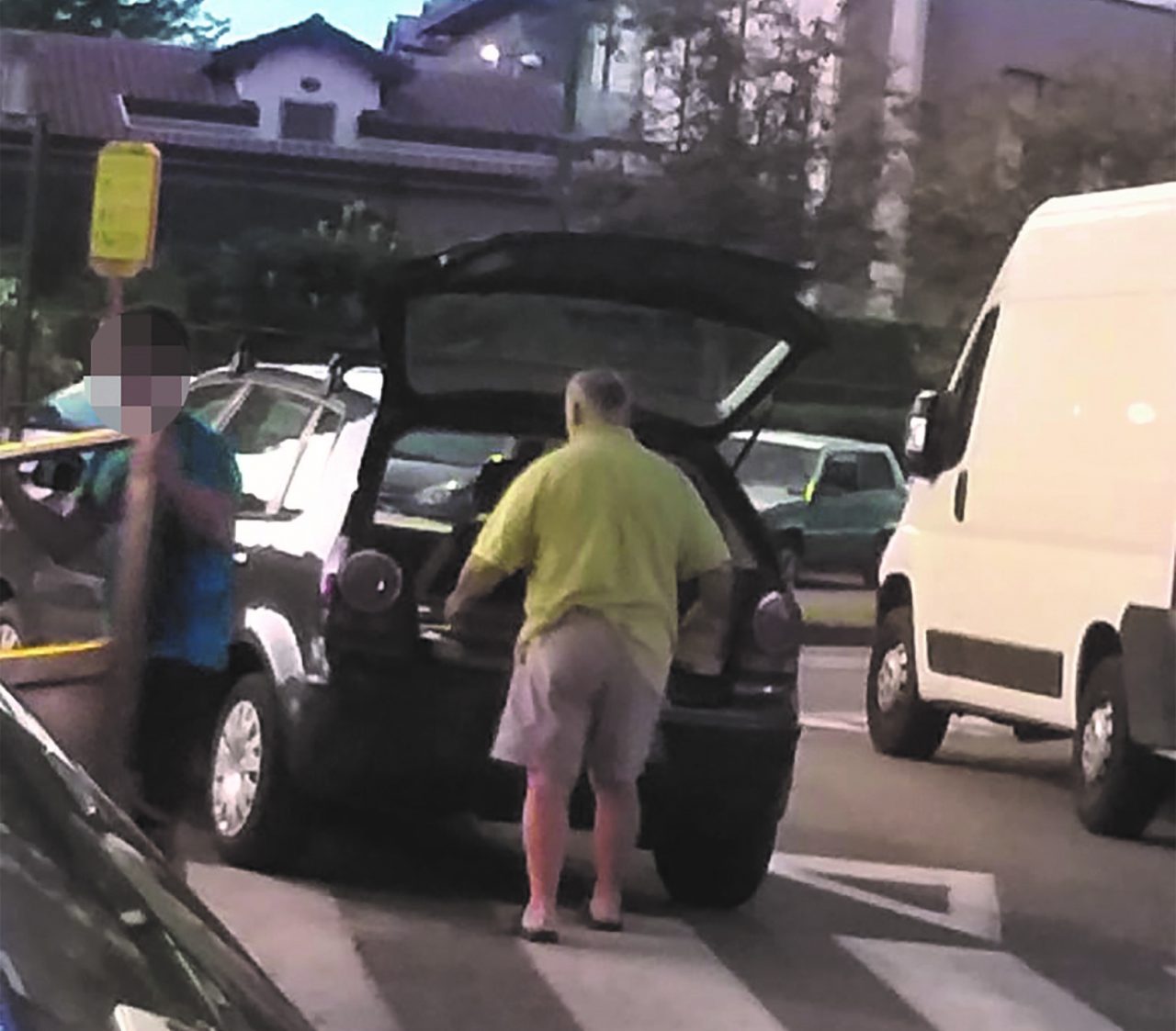 Scaricatore abusivo di rifiuti filmato da un cittadino: scatta la maxi multa