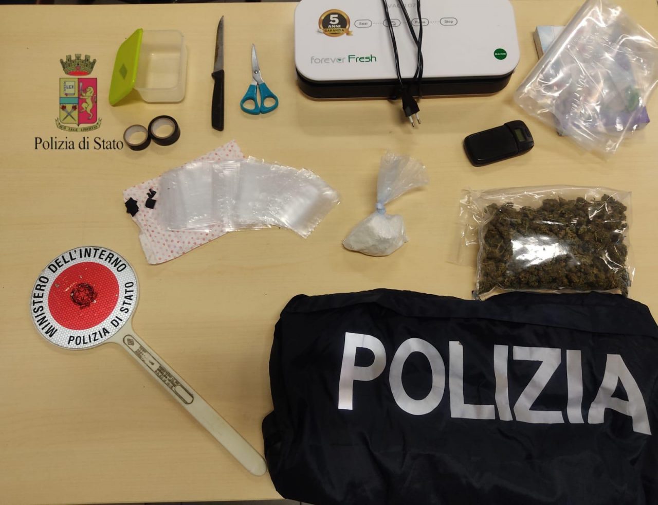 Quasi due etti e mezzo di droga nascosti tra i calzini: arrestato