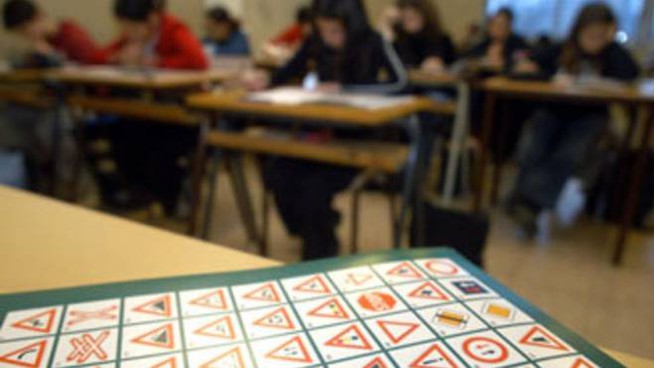 Barano all’esame per la patente indossando mini auricolari: denunciati