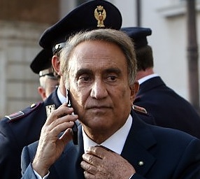 Emilio Fede “scappa” da Segrate e viene arrestato