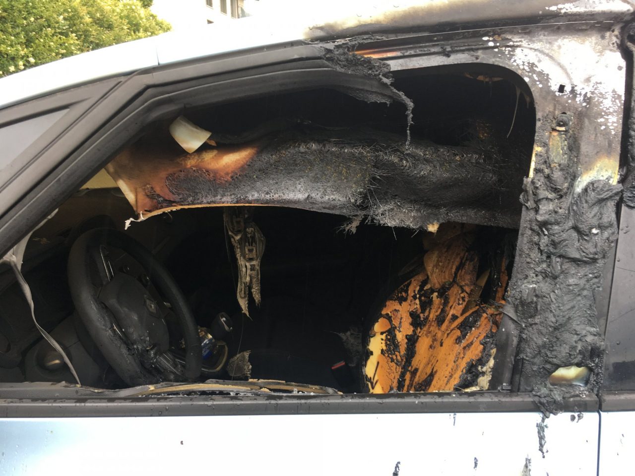 Piromane dà fuoco all’auto di una barista