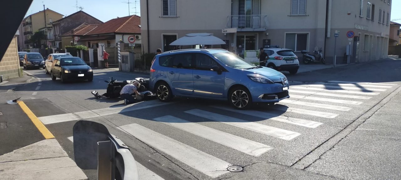 Incidente tra un’auto e una moto a Inzago, centauro in ospedale